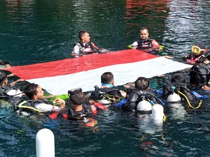Bendera Merah Putih Berkibar di Dasar Ranu Ronggojalu Probolinggo