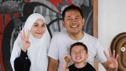 Cara Zaskia Mecca-Tania Ray Mina Ajari Anak Beribadah Saat Ramadan