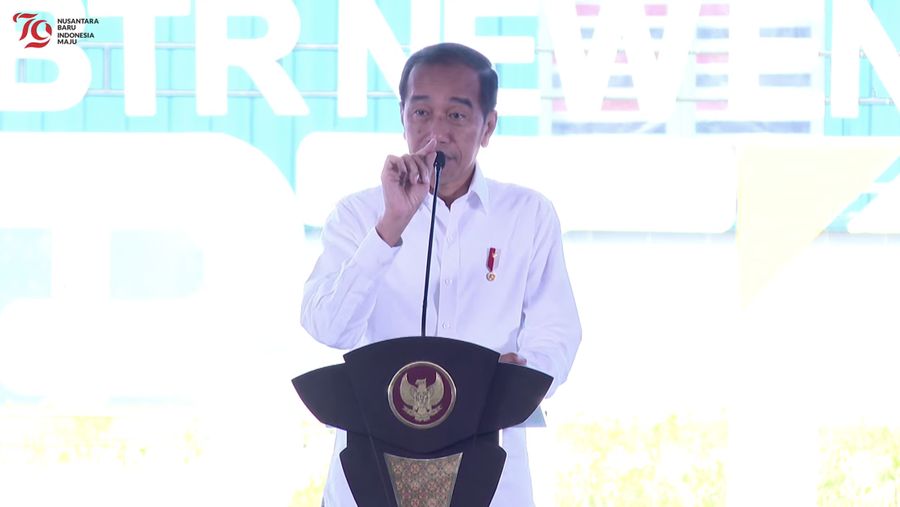Presiden Joko Widodo saat memberikan sambutan dalam peresmian Pabrik Bahan Anoda Baterai Litium, Kendal, Rabu (7/8/2024). (Tangkapan Layar Youtube Sekretariat Presiden)