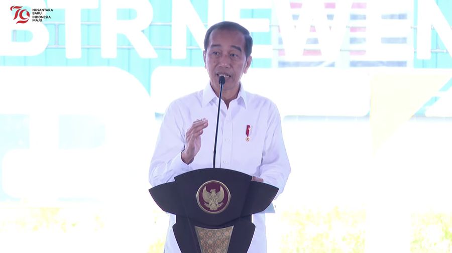 Presiden Joko Widodo saat memberikan sambutan dalam peresmian Pabrik Bahan Anoda Baterai Litium, Kendal, Rabu (7/8/2024). (Tangkapan Layar Youtube Sekretariat Presiden)