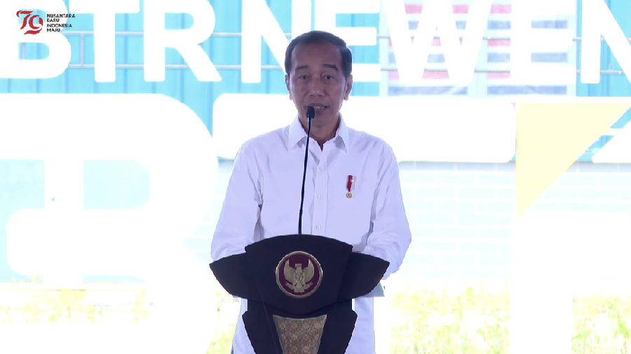 Presiden Joko Widodo saat memberikan sambutan dalam peresmian Pabrik Bahan Anoda Baterai Litium, Kendal, Rabu (7/8/2024). (Tangkapan Layar Youtube Sekretariat Presiden)