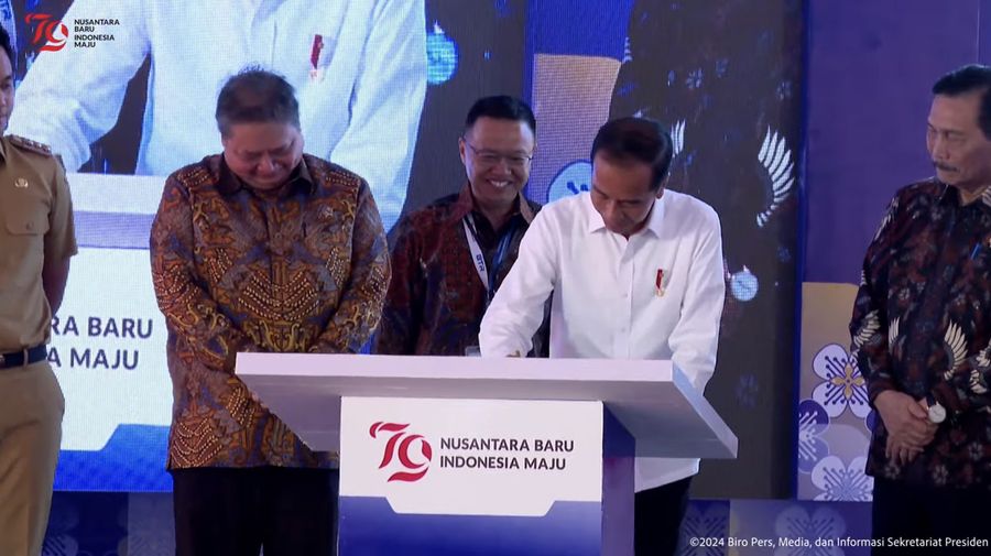 Presiden Jokowi Resmikan Pabrik Bahan Anoda Baterai Litium, Kendal, Rabu, (7/8/2024). (Tangkapan Layar Youtube Sekretariat Presiden)