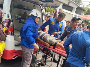 Damkar Depok Evakuasi Pria yang Jatuh ke Kali Saat Hendak Ambil Jaket