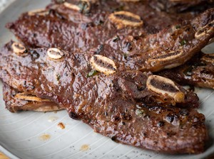3 Resep Iga Sapi Korea Berbumbu Bawang dan Jahe yang Harum Sedap