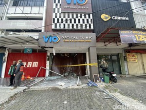 Penampakan Kios di Depok Usai Diseruduk Angkot, Rolling Door Ringsek