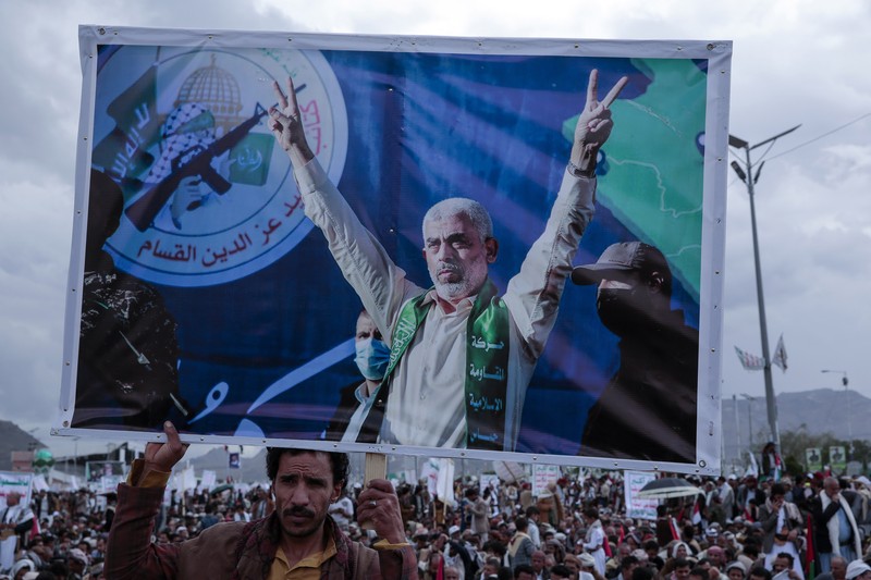 Seorang pendukung Houthi memegang poster Yahya Sinwar, kepala gerakan Islam Palestina Hamas, selama protes menandai Hari Yerusalem untuk mendukung warga Palestina di Jalur Gaza, di Sanaa, Yaman, Jumat, 5 April 2024. Seorang pendukung Houthi memegang poster Yahya Sinwar, kepala gerakan Islam Palestina Hamas, selama protes menandai Hari Yerusalem untuk mendukung warga Palestina di Jalur Gaza, di Sanaa, Yaman, Jumat, 5 April 2024. (AP Photo/Osamah Abdulrahman/File Foto)