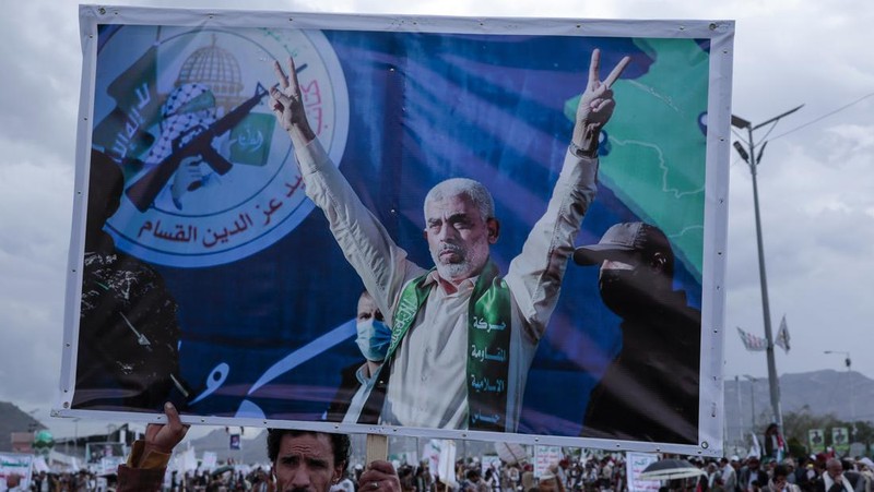 Seorang pendukung Houthi memegang poster Yahya Sinwar, kepala gerakan Islam Palestina Hamas, selama protes menandai Hari Yerusalem untuk mendukung warga Palestina di Jalur Gaza, di Sanaa, Yaman, Jumat, 5 April 2024. (AP Photo/Osamah Abdulrahman/File Foto)