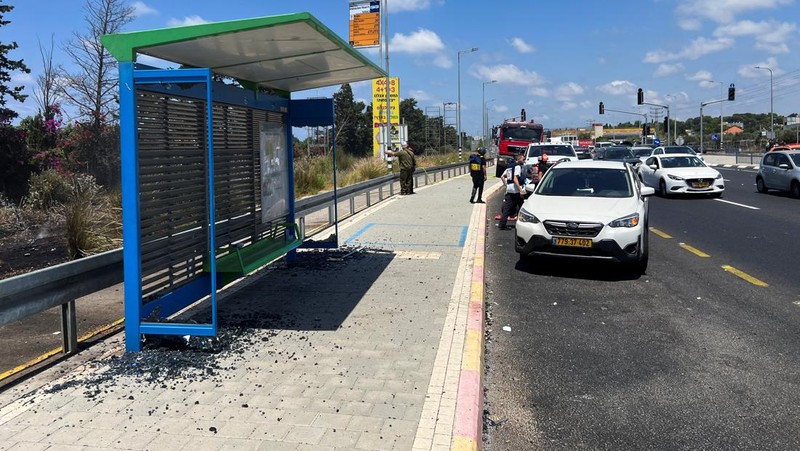 Seorang polisi dan tentara Israel memeriksa lokasi jatuhnya proyektil, setelah kelompok bersenjata Lebanon, Hizbullah, mengatakan telah meluncurkan segerombolan pesawat nirawak serang terhadap target militer di Israel utara, di Nahariya. (via REUTERS/VIDEO OBTAINED BY REUTERS)