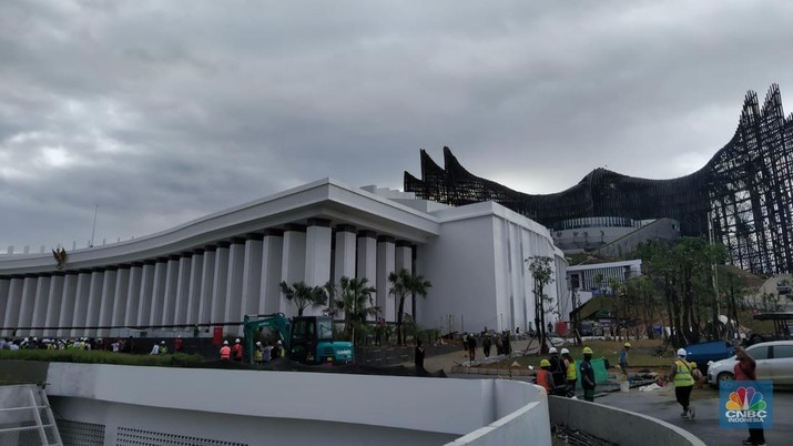 Suasana pembangunan di Kawasan Inti Pusat Pemerintahan (KIPP) Ibu Kota Nusantara (IKN), Kabupaten Penajam Paser Utara, Kalimantan Timur, Rabu (7/8/2024). (CNBC Indonesia/Suhendra)