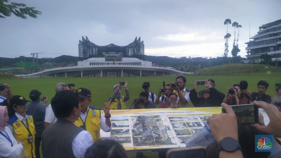 Suasana pembangunan di Kawasan Inti Pusat Pemerintahan (KIPP) Ibu Kota Nusantara (IKN), Kabupaten Penajam Paser Utara, Kalimantan Timur, Rabu (7/8/2024). (CNBC Indonesia/Suhendra)
