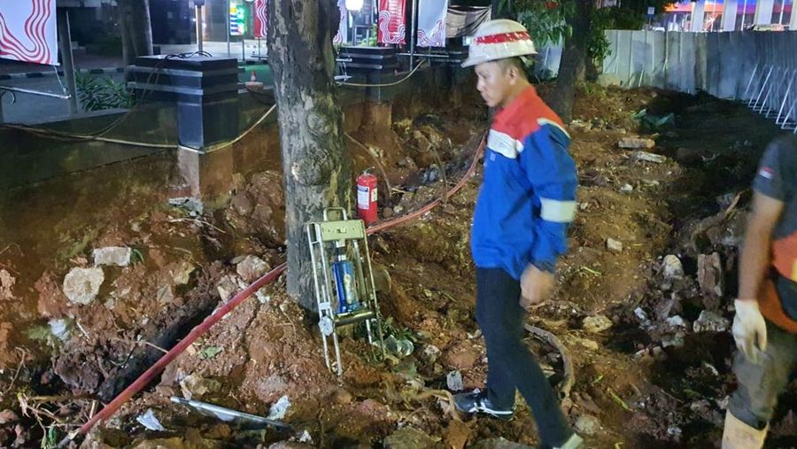 Tim Penanganan Gangguan (TPG) PGN segera melakukan penanganan terhadap indikasi kebocoran pipa gas bumi di depan Gedung Kemenkes, Jalan HR Rasuna Said, Kuningan Timur, Setiabudi, Jakarta Selatan. Menurut laporan, insiden tersebut terjadi sekitar pukul 16.50 WIB, (07/08/24). (Dok: PGN)