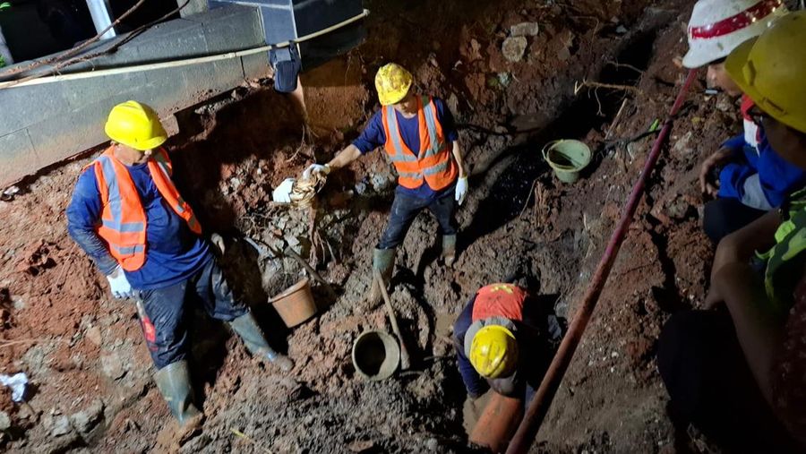 Tim Penanganan Gangguan (TPG) PGN segera melakukan penanganan terhadap indikasi kebocoran pipa gas bumi di depan Gedung Kemenkes, Jalan HR Rasuna Said, Kuningan Timur, Setiabudi, Jakarta Selatan. Menurut laporan, insiden tersebut terjadi sekitar pukul 16.50 WIB, (07/08/24). (Dok: PGN)