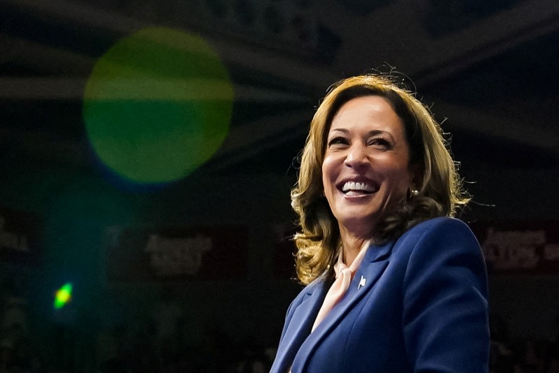 Wakil Presiden AS dan calon presiden dari Partai Demokrat Kamala Harris dan pasangan calon wakil presiden terpilihnya Gubernur Minnesota Tim Walz naik panggung selama rapat umum kampanye di Philadelphia, Pennsylvania, AS, 6 Agustus 2024. Wakil Presiden AS dan calon presiden dari Partai Demokrat Kamala Harris dan pasangan calon wakil presiden terpilihnya Gubernur Minnesota Tim Walz naik panggung selama rapat umum kampanye di Philadelphia, Pennsylvania, AS, 6 Agustus 2024. (REUTERS/Kevin Lamarque)