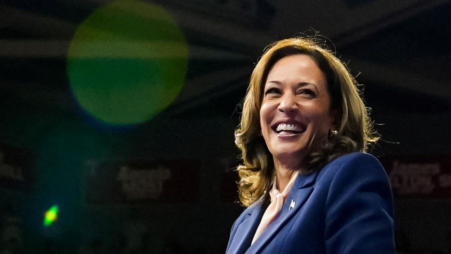 Wakil Presiden AS dan calon presiden dari Partai Demokrat Kamala Harris bereaksi saat mengadakan rapat umum kampanye dengan calon wakil presiden pilihannya, Gubernur Minnesota Tim Walz di Philadelphia, Pennsylvania, AS, 6 Agustus 2024. (REUTERS/Elizabeth Frantz)