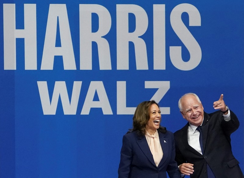 Wakil Presiden AS dan calon presiden dari Partai Demokrat Kamala Harris dan pasangan calon wakil presiden terpilihnya Gubernur Minnesota Tim Walz naik panggung selama rapat umum kampanye di Philadelphia, Pennsylvania, AS, 6 Agustus 2024. (REUTERS/Kevin Lamarque)