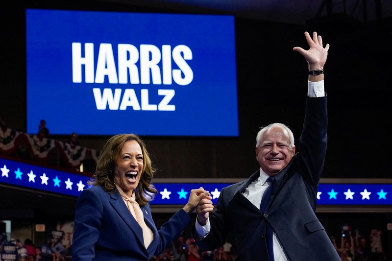 Wakil Presiden AS dan calon presiden dari Partai Demokrat Kamala Harris dan pasangan calon wakil presiden terpilihnya Gubernur Minnesota Tim Walz naik panggung selama rapat umum kampanye di Philadelphia, Pennsylvania, AS, 6 Agustus 2024. (REUTERS/Kevin Lamarque)