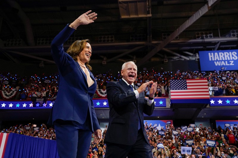 Wakil Presiden AS dan calon presiden dari Partai Demokrat Kamala Harris dan pasangan calon wakil presiden terpilihnya Gubernur Minnesota Tim Walz naik panggung selama rapat umum kampanye di Philadelphia, Pennsylvania, AS, 6 Agustus 2024. Wakil Presiden AS dan calon presiden dari Partai Demokrat Kamala Harris dan pasangan calon wakil presiden terpilihnya Gubernur Minnesota Tim Walz naik panggung selama rapat umum kampanye di Philadelphia, Pennsylvania, AS, 6 Agustus 2024. (REUTERS/Kevin Lamarque)
