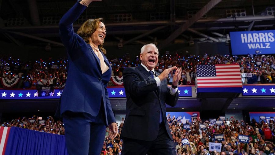 Wakil Presiden AS dan calon presiden dari Partai Demokrat Kamala Harris dan pasangan calon wakil presiden terpilihnya Gubernur Minnesota Tim Walz naik panggung selama rapat umum kampanye di Philadelphia, Pennsylvania, AS, 6 Agustus 2024. (REUTERS/Kevin Lamarque)