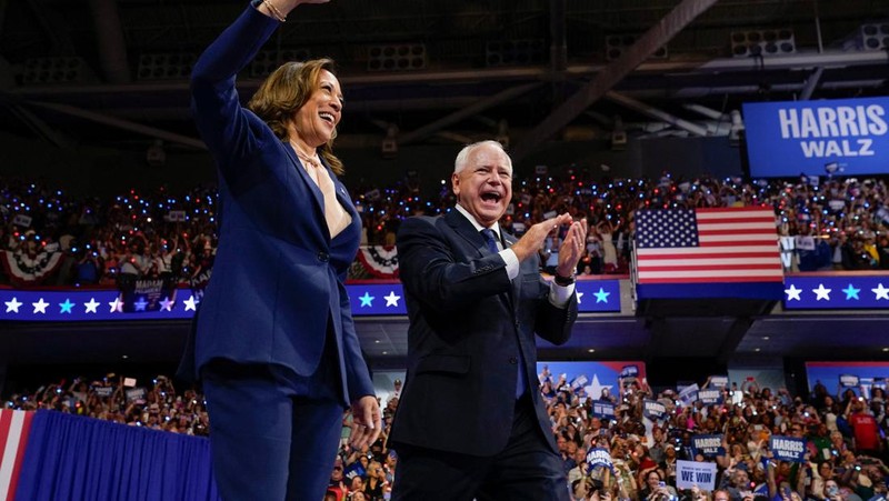 Wakil Presiden AS dan calon presiden dari Partai Demokrat Kamala Harris dan pasangan calon wakil presiden terpilihnya Gubernur Minnesota Tim Walz naik panggung selama rapat umum kampanye di Philadelphia, Pennsylvania, AS, 6 Agustus 2024. (REUTERS/Kevin Lamarque)