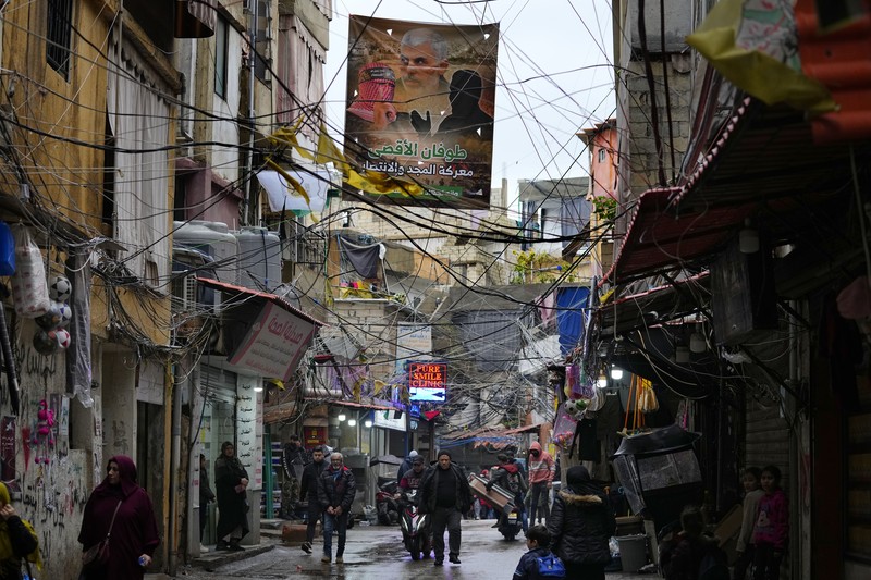 Seorang pendukung Houthi memegang poster Yahya Sinwar, kepala gerakan Islam Palestina Hamas, selama protes menandai Hari Yerusalem untuk mendukung warga Palestina di Jalur Gaza, di Sanaa, Yaman, Jumat, 5 April 2024. (AP Photo/Osamah Abdulrahman/File Foto)