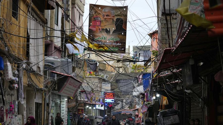 Seorang pendukung Houthi memegang poster Yahya Sinwar, kepala gerakan Islam Palestina Hamas, selama protes menandai Hari Yerusalem untuk mendukung warga Palestina di Jalur Gaza, di Sanaa, Yaman, Jumat, 5 April 2024. (AP Photo/Osamah Abdulrahman/File Foto)