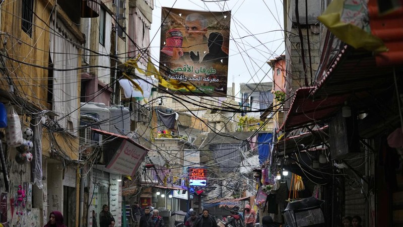 Seorang pendukung Houthi memegang poster Yahya Sinwar, kepala gerakan Islam Palestina Hamas, selama protes menandai Hari Yerusalem untuk mendukung warga Palestina di Jalur Gaza, di Sanaa, Yaman, Jumat, 5 April 2024. (AP Photo/Osamah Abdulrahman/File Foto)