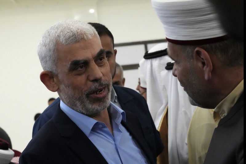 Seorang pendukung Houthi memegang poster Yahya Sinwar, kepala gerakan Islam Palestina Hamas, selama protes menandai Hari Yerusalem untuk mendukung warga Palestina di Jalur Gaza, di Sanaa, Yaman, Jumat, 5 April 2024. (AP Photo/Osamah Abdulrahman/File Foto)