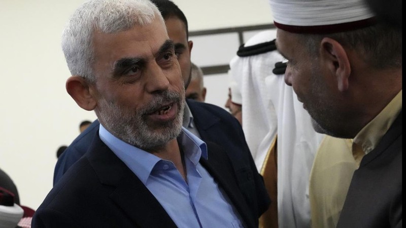 Seorang pendukung Houthi memegang poster Yahya Sinwar, kepala gerakan Islam Palestina Hamas, selama protes menandai Hari Yerusalem untuk mendukung warga Palestina di Jalur Gaza, di Sanaa, Yaman, Jumat, 5 April 2024. (AP Photo/Osamah Abdulrahman/File Foto)