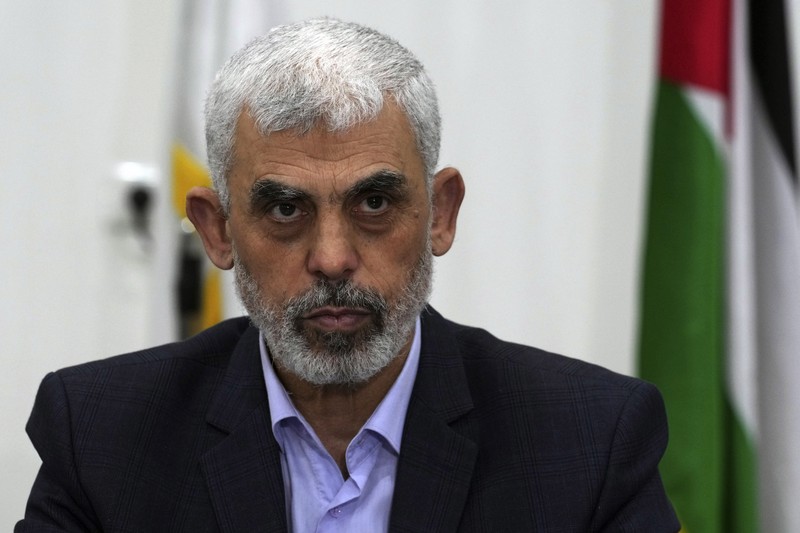 Seorang pendukung Houthi memegang poster Yahya Sinwar, kepala gerakan Islam Palestina Hamas, selama protes menandai Hari Yerusalem untuk mendukung warga Palestina di Jalur Gaza, di Sanaa, Yaman, Jumat, 5 April 2024. Seorang pendukung Houthi memegang poster Yahya Sinwar, kepala gerakan Islam Palestina Hamas, selama protes menandai Hari Yerusalem untuk mendukung warga Palestina di Jalur Gaza, di Sanaa, Yaman, Jumat, 5 April 2024. (AP Photo/Osamah Abdulrahman/File Foto)