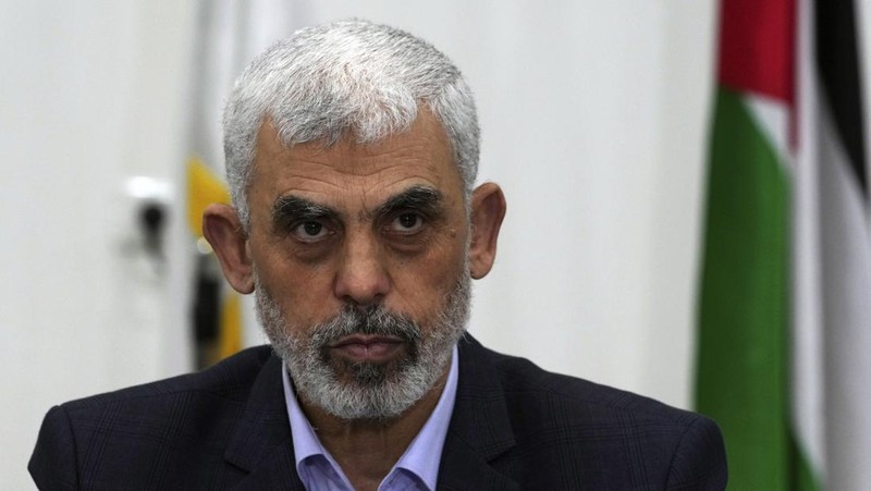 Seorang pendukung Houthi memegang poster Yahya Sinwar, kepala gerakan Islam Palestina Hamas, selama protes menandai Hari Yerusalem untuk mendukung warga Palestina di Jalur Gaza, di Sanaa, Yaman, Jumat, 5 April 2024. (AP Photo/Osamah Abdulrahman/File Foto)