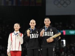 Aww, Gemas... Momen Viral Pesenam China Ikutan Gigit Medali