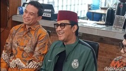 Andre Taulany Jelaskan Maksud Unggahan Pria Dipeluk Pasangan Tecermin Ular