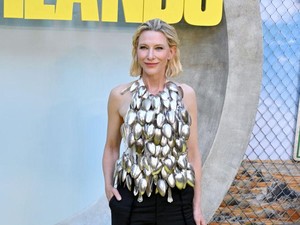 Gaya Unik Cate Blanchett Pakai Baju Terbuat dari Sendok Bekas