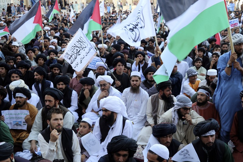 Demonstran mengibarkan bendera Palestina dan Taliban selama protes terhadap pembunuhan pemimpin Hamas Ismail Haniyeh, di masjid Jami di Herat, pada 7 Agustus 2024. (AP Photo/Omid Haqjoo) Demonstran mengibarkan bendera Palestina dan Taliban selama protes terhadap pembunuhan pemimpin Hamas Ismail Haniyeh, di masjid Jami di Herat, pada 7 Agustus 2024. (AP Photo/Omid Haqjoo)