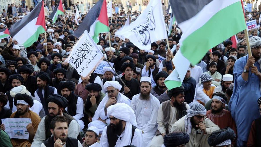 Demonstran mengibarkan bendera Palestina dan Taliban selama protes terhadap pembunuhan pemimpin Hamas Ismail Haniyeh, di masjid Jami di Herat, pada 7 Agustus 2024. (AP Photo/Omid Haqjoo)