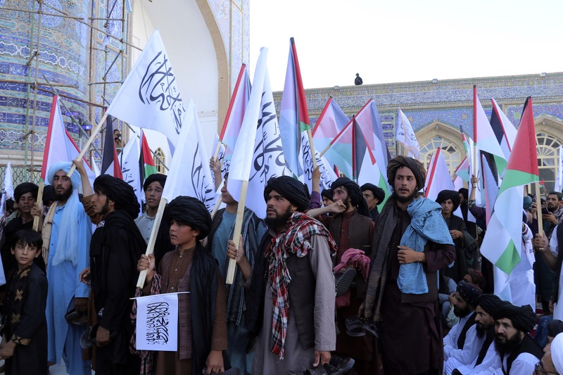 Demonstran mengibarkan bendera Palestina dan Taliban selama protes terhadap pembunuhan pemimpin Hamas Ismail Haniyeh, di masjid Jami di Herat, pada 7 Agustus 2024. (AP Photo/Omid Haqjoo) Demonstran mengibarkan bendera Palestina dan Taliban selama protes terhadap pembunuhan pemimpin Hamas Ismail Haniyeh, di masjid Jami di Herat, pada 7 Agustus 2024. (AP Photo/Omid Haqjoo)