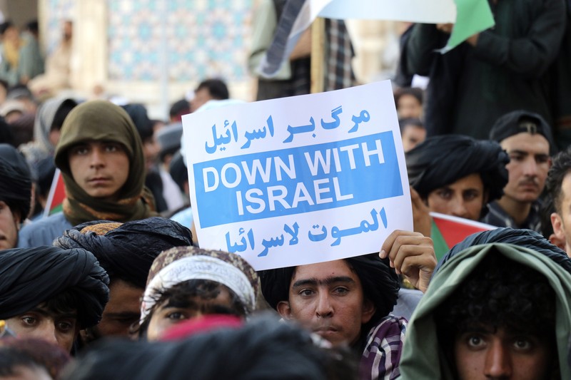 Demonstran mengibarkan bendera Palestina dan Taliban selama protes terhadap pembunuhan pemimpin Hamas Ismail Haniyeh, di masjid Jami di Herat, pada 7 Agustus 2024. (AP Photo/Omid Haqjoo) Demonstran mengibarkan bendera Palestina dan Taliban selama protes terhadap pembunuhan pemimpin Hamas Ismail Haniyeh, di masjid Jami di Herat, pada 7 Agustus 2024. (AP Photo/Omid Haqjoo)