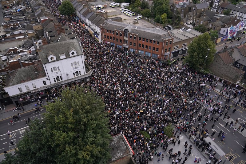 Foto udara menunjukkan orang-orang yang berkumpul untuk memprotes rencana protes anti-imigrasi sayap kanan di Walthamstow, London, Rabu, 7 Agustus 2024. (AP/Alberto Pezzali)