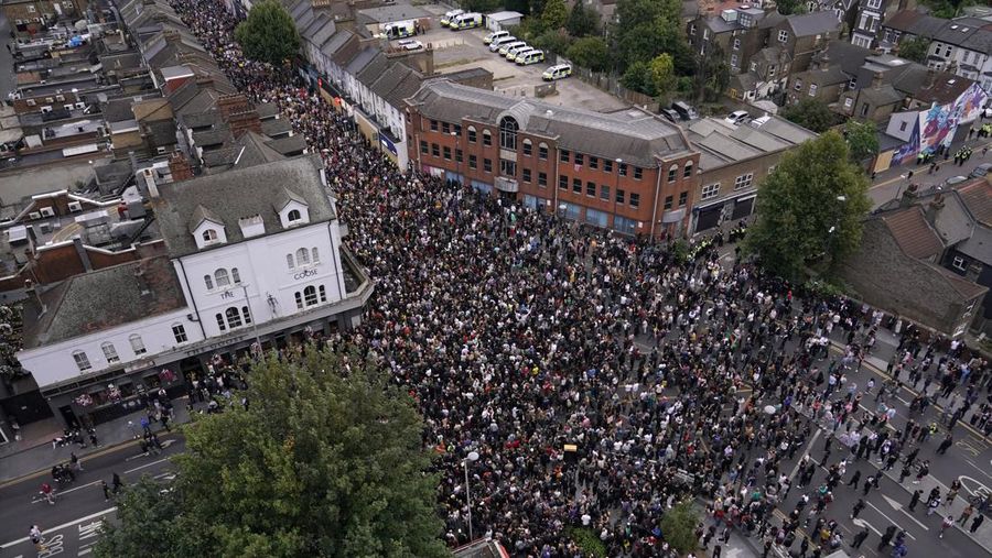 Foto udara menunjukkan orang-orang yang berkumpul untuk memprotes rencana protes anti-imigrasi sayap kanan di Walthamstow, London, Rabu, 7 Agustus 2024. (AP/Alberto Pezzali)