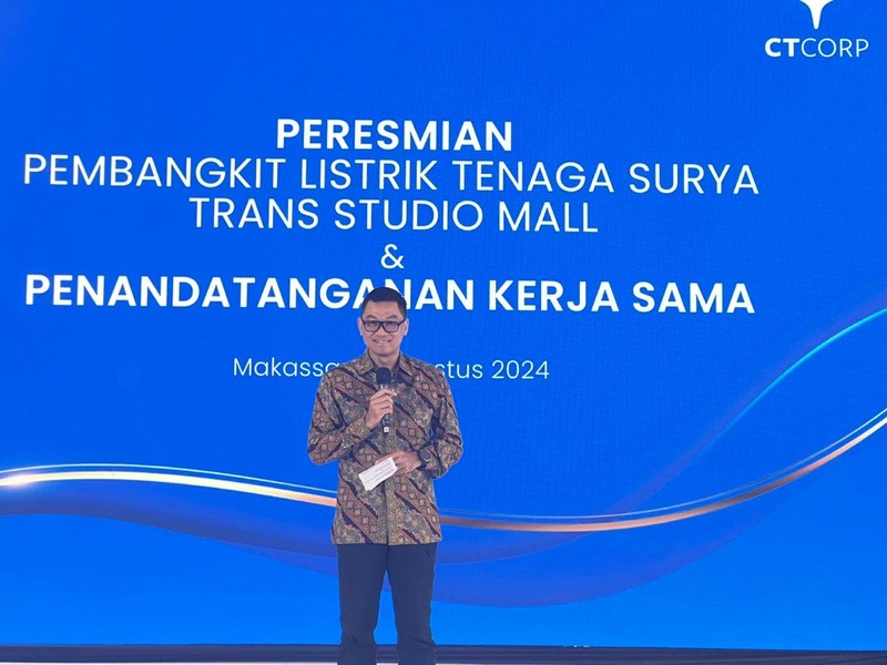 Founder & Chairman CT Corp, Chairul Tanjung dan Wakil Direktur Utama PT PLN Persero, Darmawan Prasodjo dalam Peresmian Pembangkit Listrik Tenaga Surya Trans Studio Mall. Founder & Chairman CT Corp, Chairul Tanjung dan Wakil Direktur Utama PT PLN Persero, Darmawan Prasodjo dalam Peresmian Pembangkit Listrik Tenaga Surya Trans Studio Mall. (Dok. CT Corp)