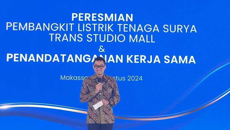 Founder & Chairman CT Corp, Chairul Tanjung dan Wakil Direktur Utama PT PLN Persero, Darmawan Prasodjo dalam Peresmian Pembangkit Listrik Tenaga Surya Trans Studio Mall. (Dok. CT Corp)