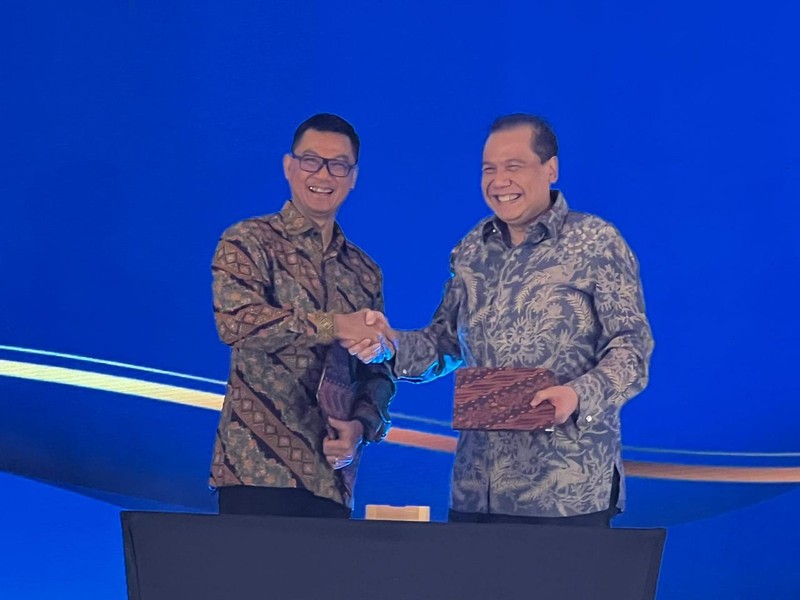 Founder & Chairman CT Corp, Chairul Tanjung dan Wakil Direktur Utama PT PLN Persero, Darmawan Prasodjo dalam Peresmian Pembangkit Listrik Tenaga Surya Trans Studio Mall. (Dok. CT Corp)