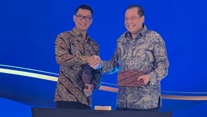Founder & Chairman CT Corp, Chairul Tanjung dan Wakil Direktur Utama PT PLN Persero, Darmawan Prasodjo dalam Peresmian Pembangkit Listrik Tenaga Surya Trans Studio Mall. (Dok. CT Corp)