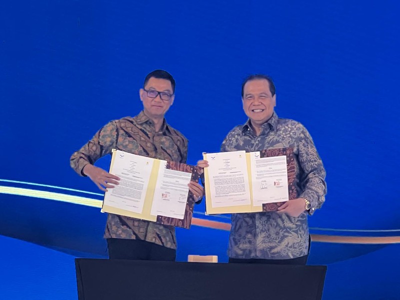 Founder & Chairman CT Corp, Chairul Tanjung dan Wakil Direktur Utama PT PLN Persero, Darmawan Prasodjo dalam Peresmian Pembangkit Listrik Tenaga Surya Trans Studio Mall. (Dok. CT Corp)