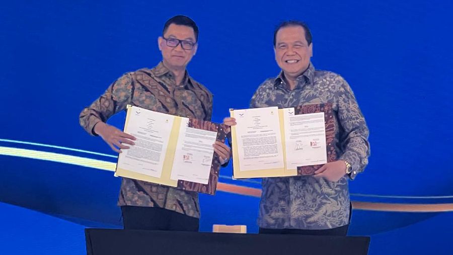Founder & Chairman CT Corp, Chairul Tanjung dan Wakil Direktur Utama PT PLN Persero, Darmawan Prasodjo dalam Peresmian Pembangkit Listrik Tenaga Surya Trans Studio Mall. (Dok. CT Corp)