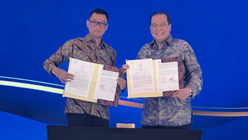 Founder & Chairman CT Corp, Chairul Tanjung dan Wakil Direktur Utama PT PLN Persero, Darmawan Prasodjo dalam Peresmian Pembangkit Listrik Tenaga Surya Trans Studio Mall. (Dok. CT Corp)