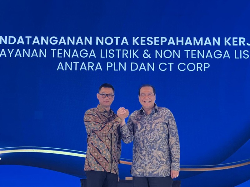 Founder & Chairman CT Corp, Chairul Tanjung dan Wakil Direktur Utama PT PLN Persero, Darmawan Prasodjo dalam Peresmian Pembangkit Listrik Tenaga Surya Trans Studio Mall. Founder & Chairman CT Corp, Chairul Tanjung dan Wakil Direktur Utama PT PLN Persero, Darmawan Prasodjo dalam Peresmian Pembangkit Listrik Tenaga Surya Trans Studio Mall. (Dok. CT Corp)