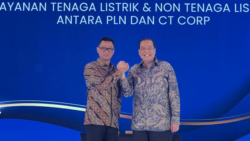 Founder & Chairman CT Corp, Chairul Tanjung dan Wakil Direktur Utama PT PLN Persero, Darmawan Prasodjo dalam Peresmian Pembangkit Listrik Tenaga Surya Trans Studio Mall. (Dok. CT Corp)