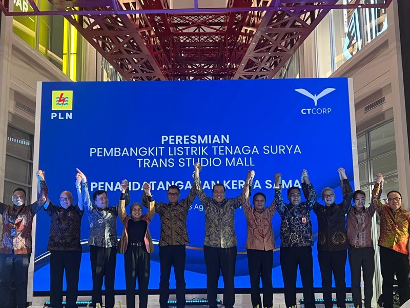 Founder & Chairman CT Corp, Chairul Tanjung dan Wakil Direktur Utama PT PLN Persero, Darmawan Prasodjo dalam Peresmian Pembangkit Listrik Tenaga Surya Trans Studio Mall. (Dok. CT Corp)