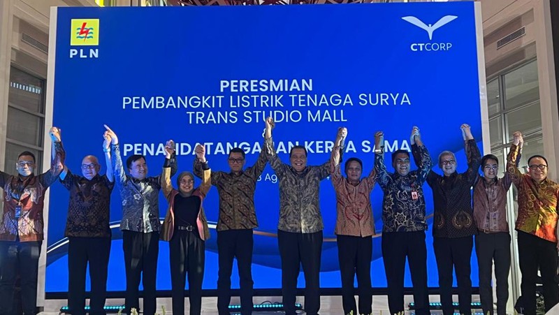 Founder & Chairman CT Corp, Chairul Tanjung dan Wakil Direktur Utama PT PLN Persero, Darmawan Prasodjo dalam Peresmian Pembangkit Listrik Tenaga Surya Trans Studio Mall. (Dok. CT Corp)